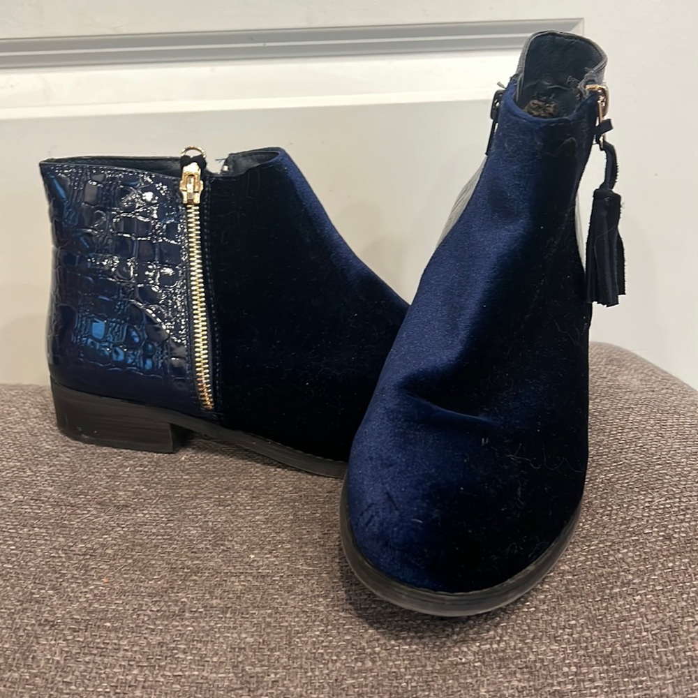 Dark blue velvet booties new without tags